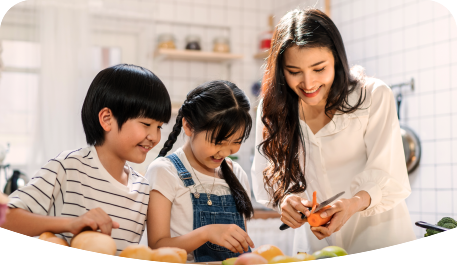 Kinder, die ihrer Mutter bei der Zubereitung des Frühstücks helfen