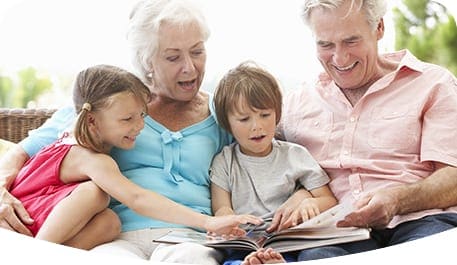 Les grands-parents passent du temps avec leur petite-fille sur un pique-nique