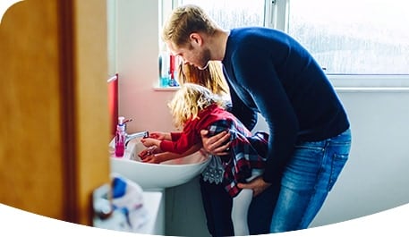 Père lavant la main de sa fille
